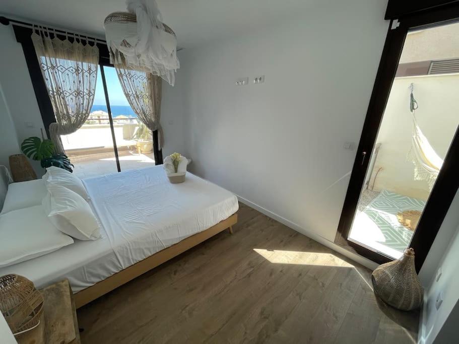 Luxury Designer Apartment - Unbeatable Sea Views Агилас Экстерьер фото