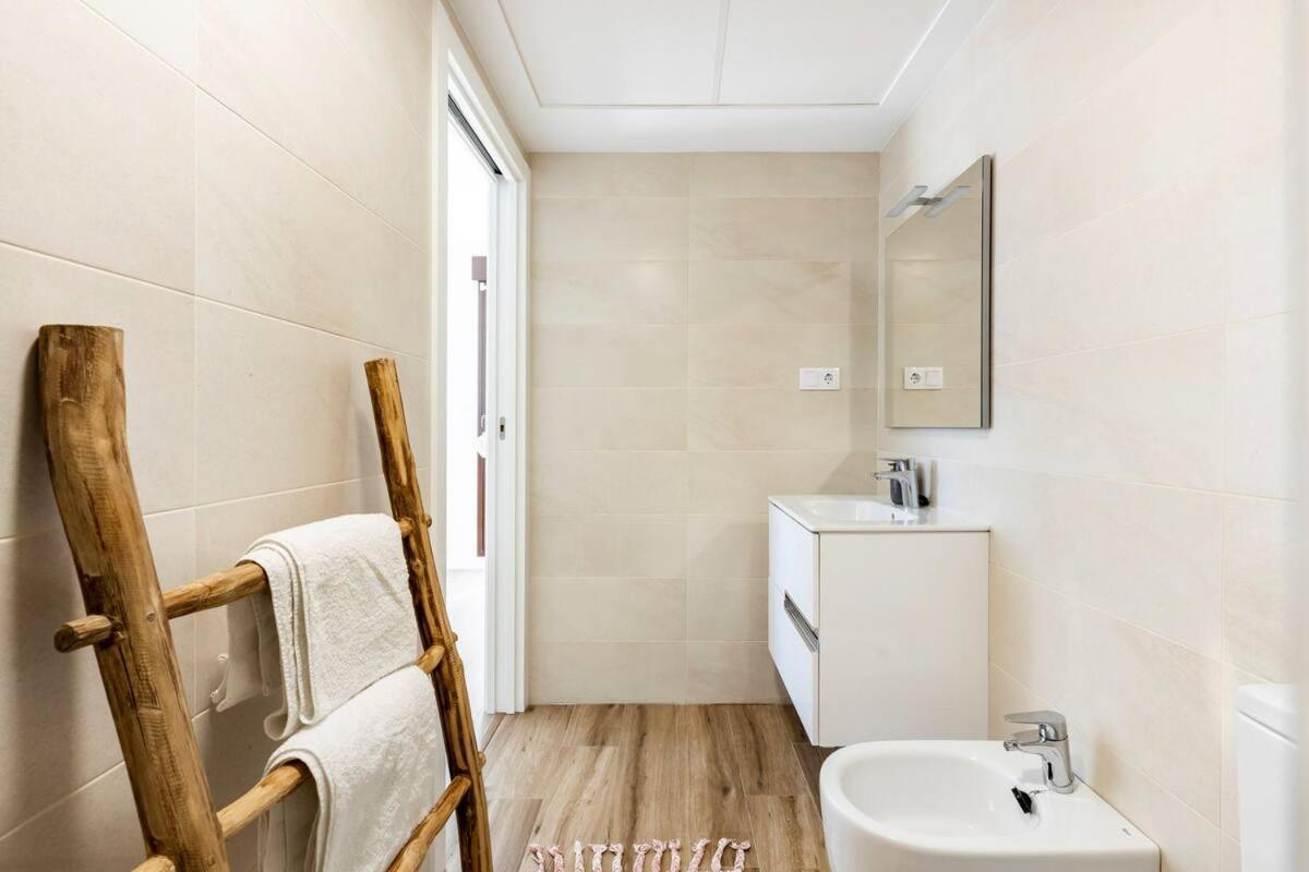 Luxury Designer Apartment - Unbeatable Sea Views Агилас Экстерьер фото