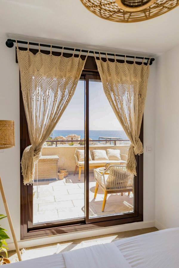 Luxury Designer Apartment - Unbeatable Sea Views Агилас Экстерьер фото